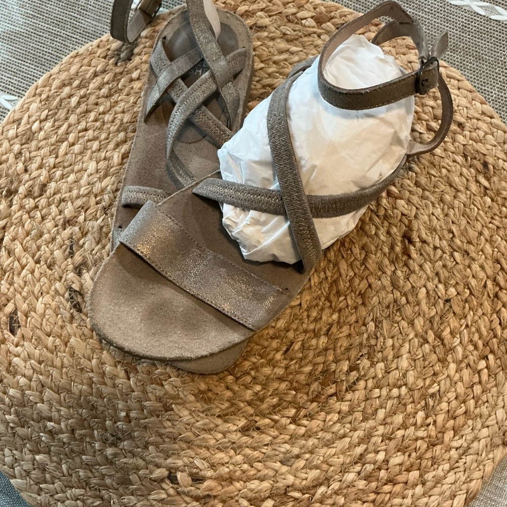 Eileen Fisher Strappy Sandals in Taupe 7.5